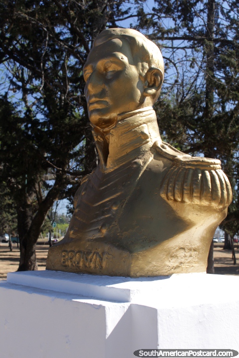 Busto dourado de Guillermo Brown (1777-1857) em Salta, almirante. (480x720px). Argentina, América do Sul.