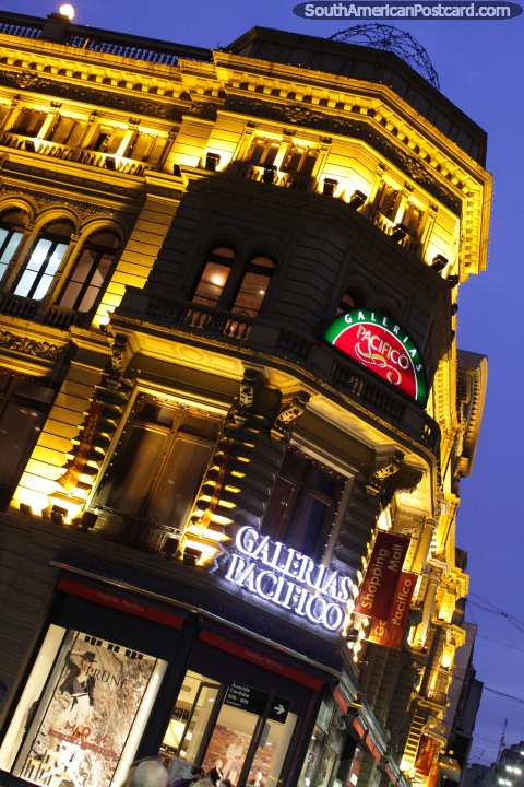 El edificio de Galerías Pacífico con las luces de oro en la noche en Buenos Aires. (480x720px). Argentina, Sudamerica.