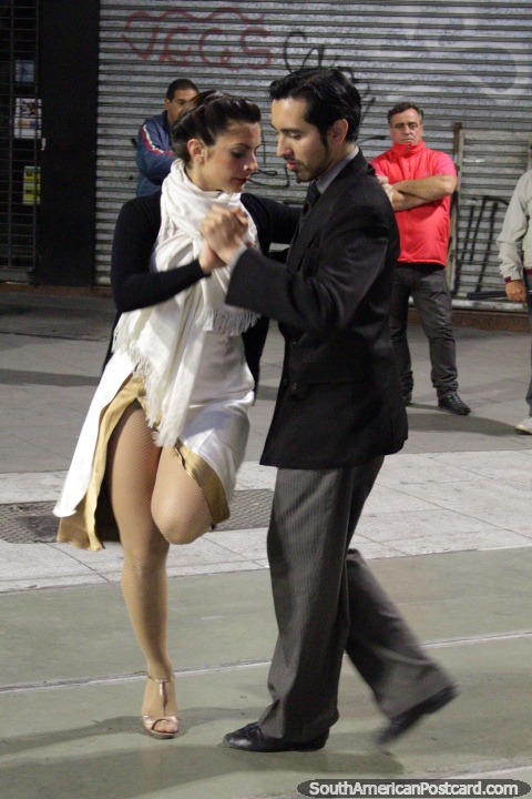 Um par de bailarinos executa o tango em Buenos Aires central de tarde. (480x720px). Argentina, América do Sul.