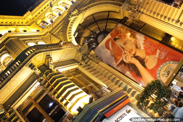 A fachada dianteira de ouro do Pacifico dos Galeria que constri em Buenos Aires a noite. (720x480px). Argentina, Amrica do Sul.