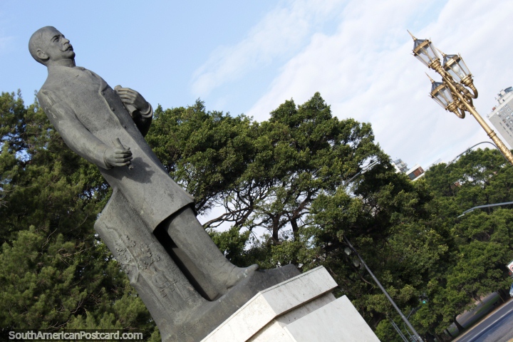 Estatua de un hombre importante en un parque en Buenos Aires. (720x480px). Argentina, Sudamerica.