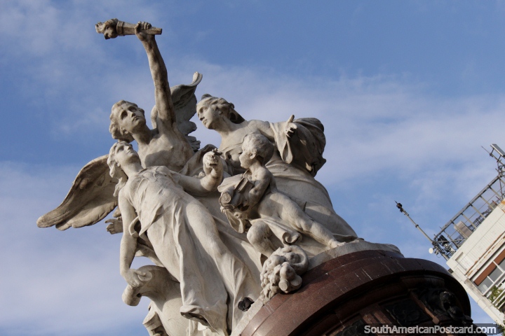 Um monumento em Buenos Aires em honra da colônia francesa da Argentina. (720x480px). Argentina, América do Sul.
