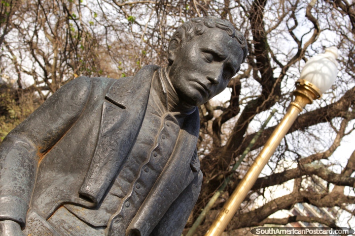 Luis Braille (1809-1852), creador del sistema Braille de lectura para ciegos, estatua en Buenos Aires. (720x480px). Argentina, Sudamerica.