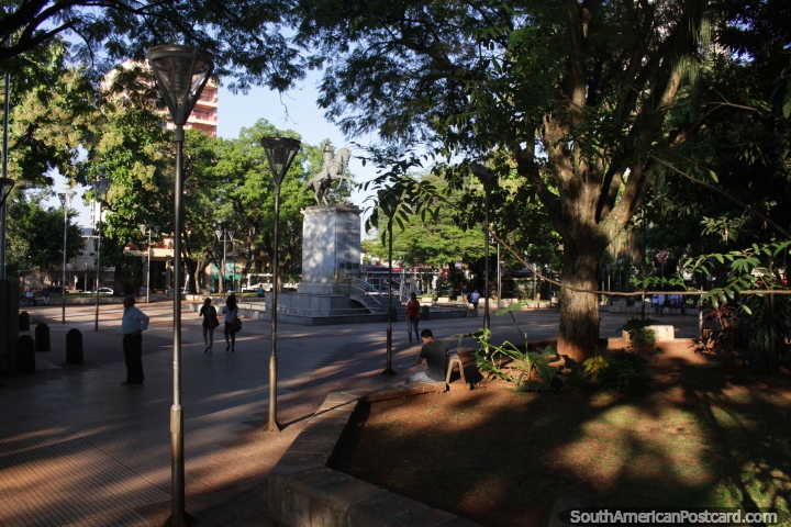 Plaza San Martn, la segunda plaza principal de Posadas. (720x480px). Argentina, Sudamerica.