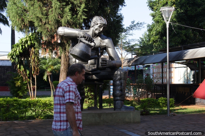 Obra Matero por Gernimo Rodrguez, monumento de hierro de un hombre de verter el t en Posadas. (720x480px). Argentina, Sudamerica.