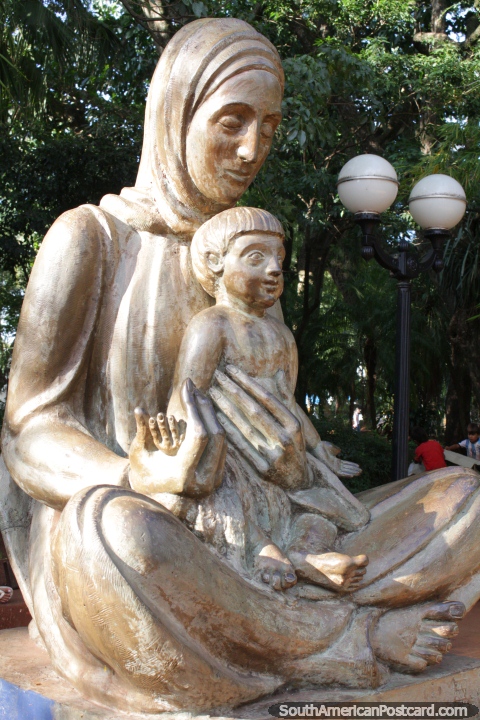 Um La Madre, um monumento e obra de arte a mes na praa pblica principal em Pousadas. (480x720px). Argentina, Amrica do Sul.