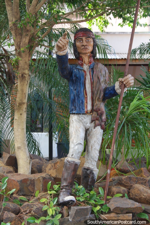 Monumento de um homem indgena em jardins em volta de Pousadas centrais. (480x720px). Argentina, Amrica do Sul.