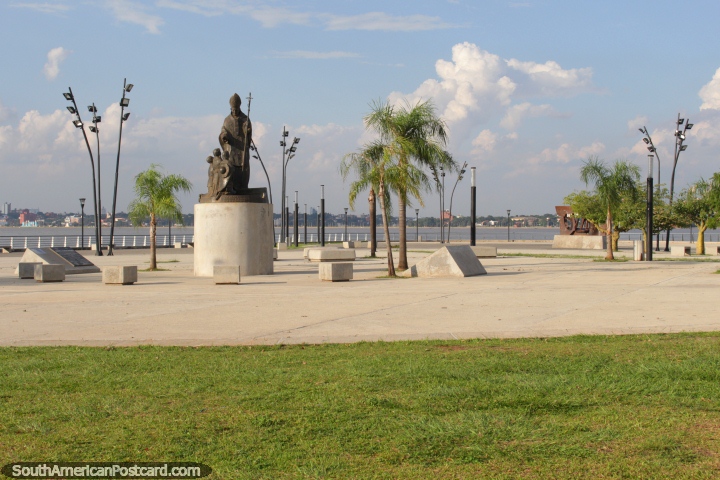 Plaza al lado del río en Posadas con un monumento de la Papa (Juan Pablo II). (720x480px). Argentina, Sudamerica.