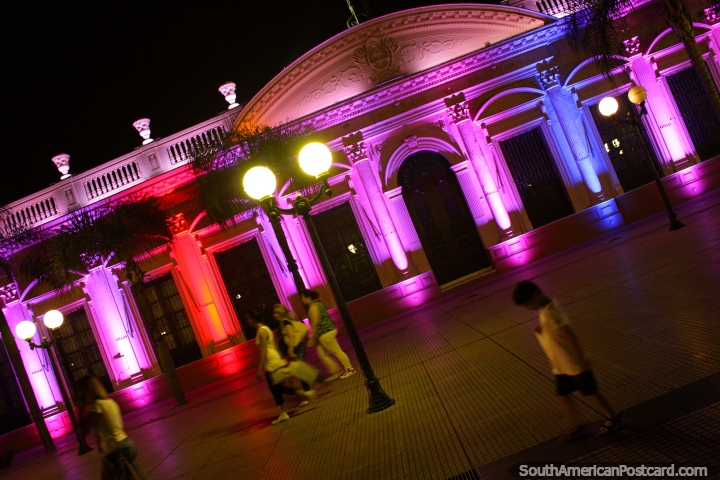 Iluminao rosa, azul, purprea e vermelha fantstica do edifcio de governo na praa pblica principal de Pousadas a noite. (720x480px). Argentina, Amrica do Sul.