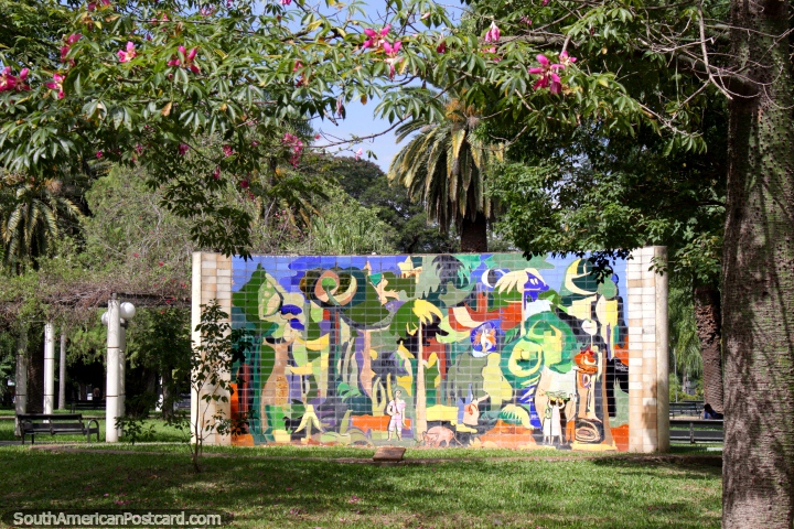 Chaco mural hecha de azulejos con un montón de colores en la Plaza 25 de Mayo en Resistencia. (720x480px). Argentina, Sudamerica.
