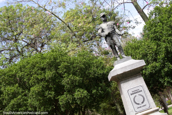 El general Antonio Donovan Atkins (1849-1897), la estatua en la Plaza 25 de Mayo en Resistencia. (720x480px). Argentina, Sudamerica.