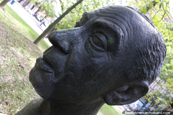 Ceramist Fernando Arranz (1897-1967), bust at Plaza 25 de Mayo in Resistencia. (720x480px). Argentina, South America.
