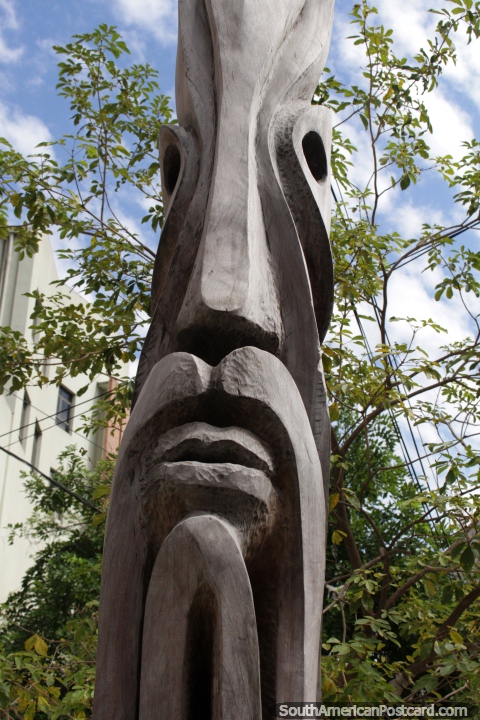 El Pilar de los Diez Mandamientos, la escultura de madera en exhibición en Resistencia. (480x720px). Argentina, Sudamerica.