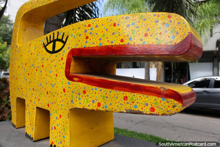 Milo 1 por Milo Lockett, interesante escultura de un animal extraño en Resistencia. (720x480px). Argentina, Sudamerica.
