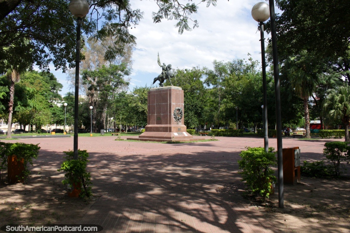 Manuel Belgrano (1770-1820), abogado y político, monumento en la Plaza Belgrano en Resistencia. (720x480px). Argentina, Sudamerica.