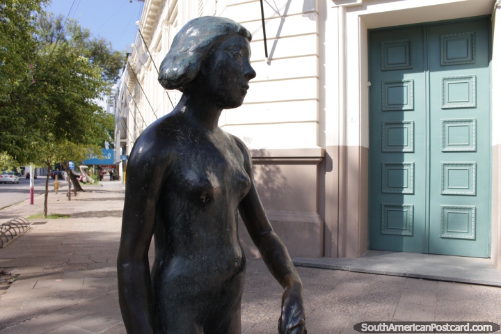 Escultura de bronce de una mujer de pie en una esquina de la calle en Resistencia. (720x480px). Argentina, Sudamerica.