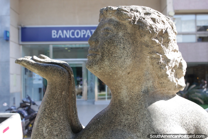Ofrenda por Francisco Reyes, escultura de piedra de una mujer que sopla un beso en Resistencia. (720x480px). Argentina, Sudamerica.