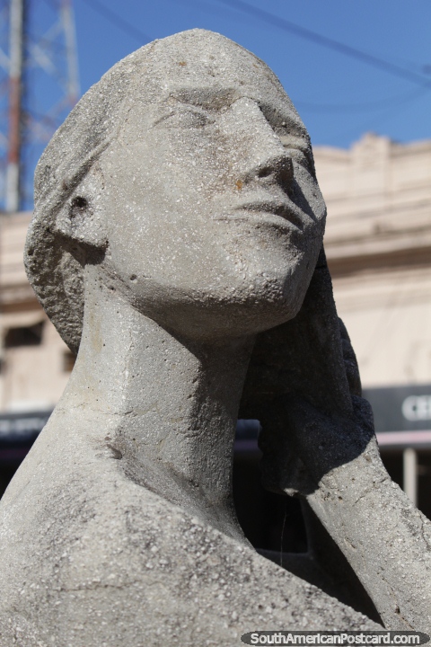 Figura en la Playa de Eros Ruben Vanz, escultura de piedra en Resistencia. (480x720px). Argentina, Sudamerica.