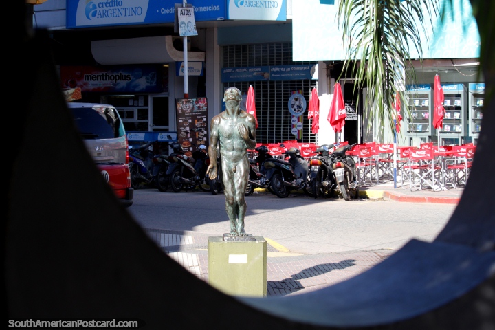 Ansia de Luz por Erminio Blotta, escultura de bronce de una figura, en la calle en Resistencia, otro punto de vista. (720x480px). Argentina, Sudamerica.