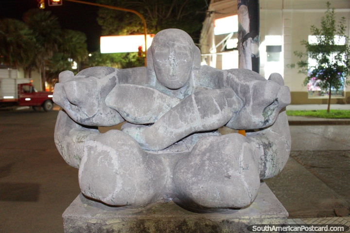 Metamorfosis por Rubn Locaso, una escultura de piedra rocosa en Resistencia. (720x480px). Argentina, Sudamerica.