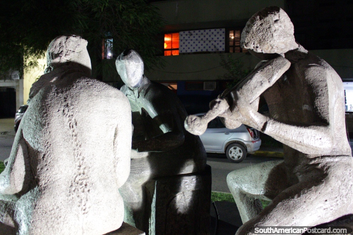 Bordeando por Francesco Martire, escultura de 3 músicos que actúan en Resistencia. (720x480px). Argentina, Sudamerica.