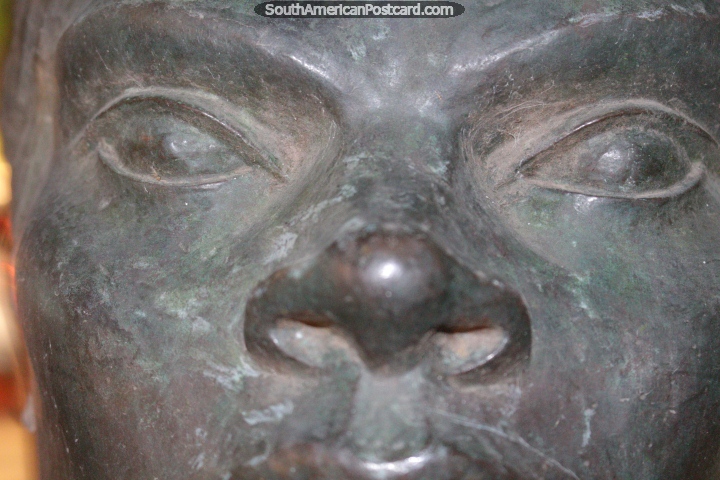 Muchacha Santiaguena by Noemi Gerstein, bronze-work of a woman's face in Resistencia. (720x480px). Argentina, South America.