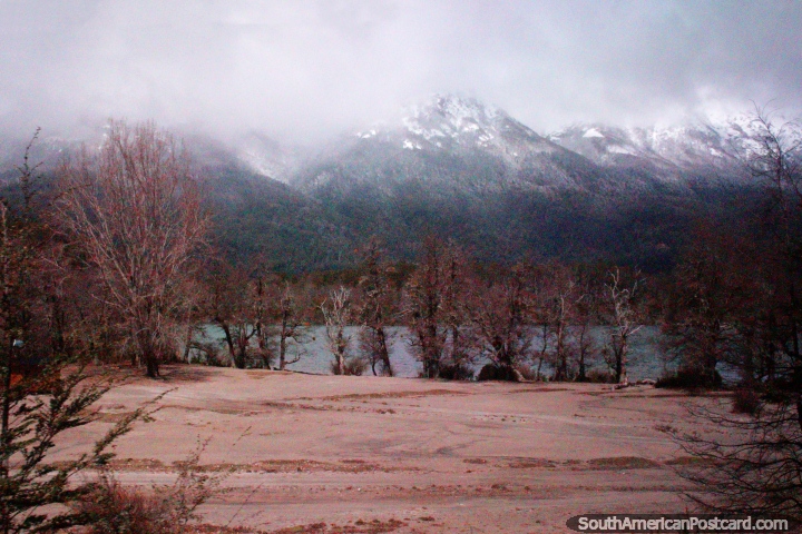 Montanhas cobertas de neve e lagos 20 km de Villa La Angostura perto de Bariloche. (720x480px). Argentina, Amrica do Sul.