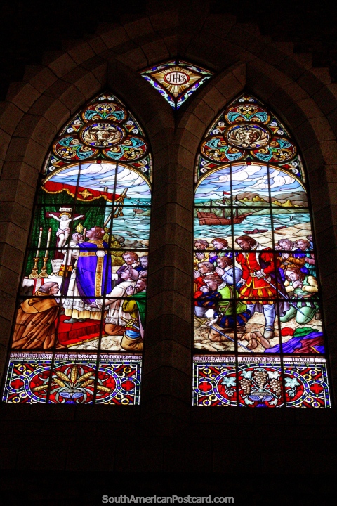 As belas janelas de vidro manchadas são uma caracterïstica da catedral em Bariloche. (480x720px). Argentina, América do Sul.