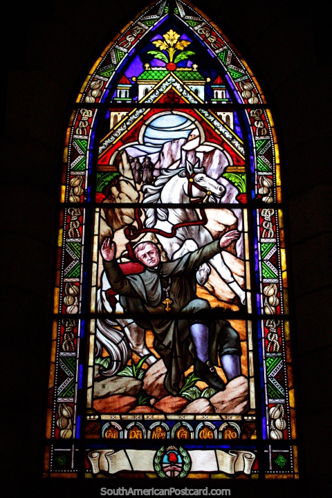 Sacerdote e um cavalo branco, janela de vidro manchada em catedral de Bariloche. (480x720px). Argentina, América do Sul.