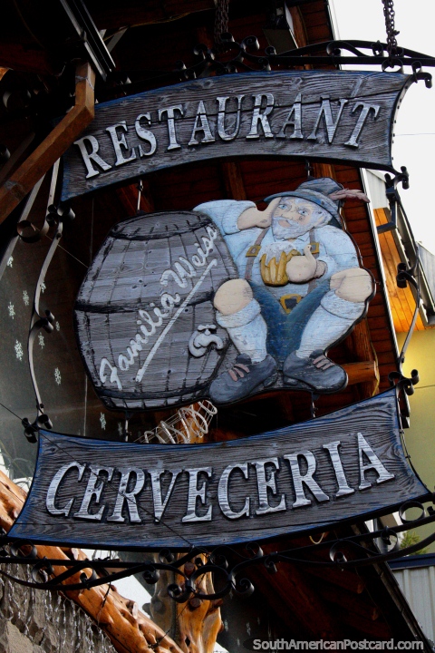 Letrero de madera Suizo en Bariloche de un restaurante y degustacin de cerveza. (480x720px). Argentina, Sudamerica.