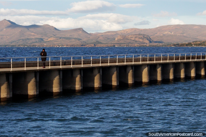 Pilar de ponte de pesca e passeio sobre as águas de Lago de Nahuel Huapi em Bariloche. (720x480px). Argentina, América do Sul.