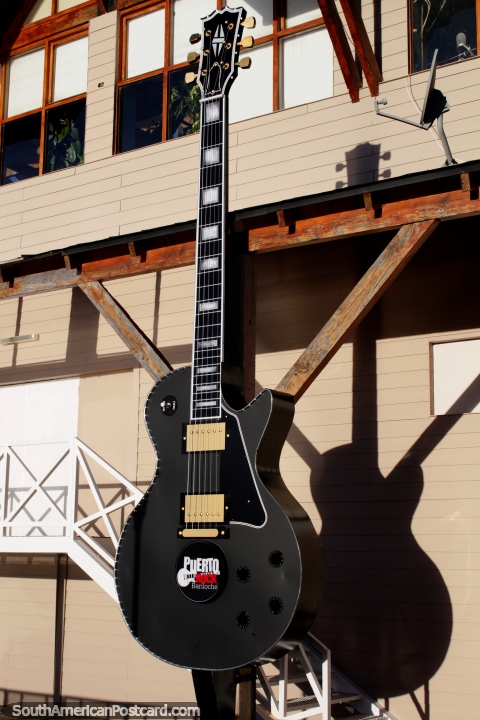 Un gigante Gibson Les Paul dio una palmada en el lateral del edificio del club nocturno Puerto Rock en Bariloche. (480x720px). Argentina, Sudamerica.