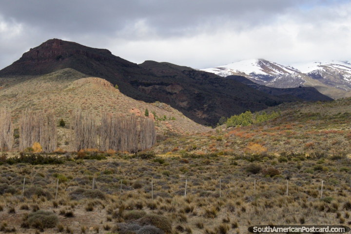 Colinas y montaas nevadas justo al sur de Confluencia, al norte de Bariloche. (720x480px). Argentina, Sudamerica.