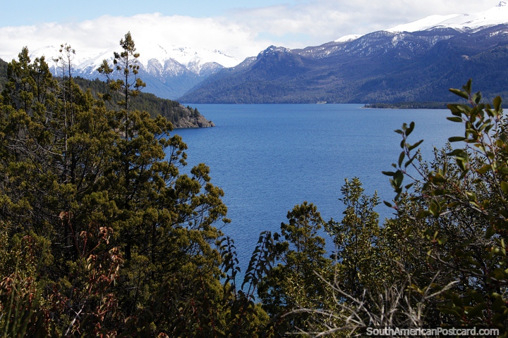 O primeiro vislumbre do Lago Traful que está em uma altitude de 760 m e é 38 km de longitude. (720x480px). Argentina, América do Sul.