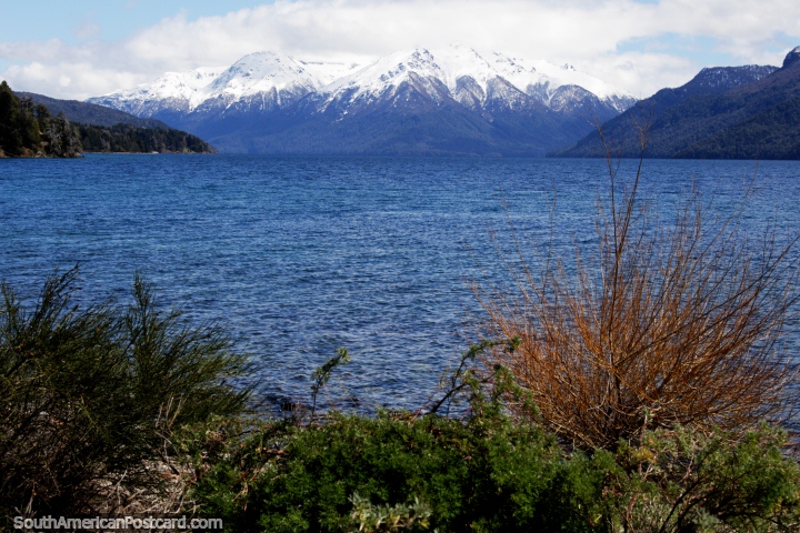 O lago Traful com belos picos nevosos na distância faz um lugar de acampamento perfeito! (720x480px). Argentina, América do Sul.