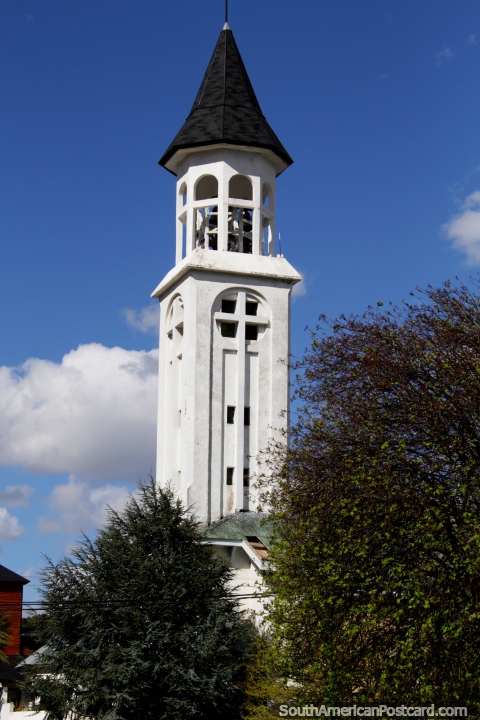 Torre de sino e campanrio da igreja branca em San Martin dos Andes, ao norte de Bariloche. (480x720px). Argentina, Amrica do Sul.