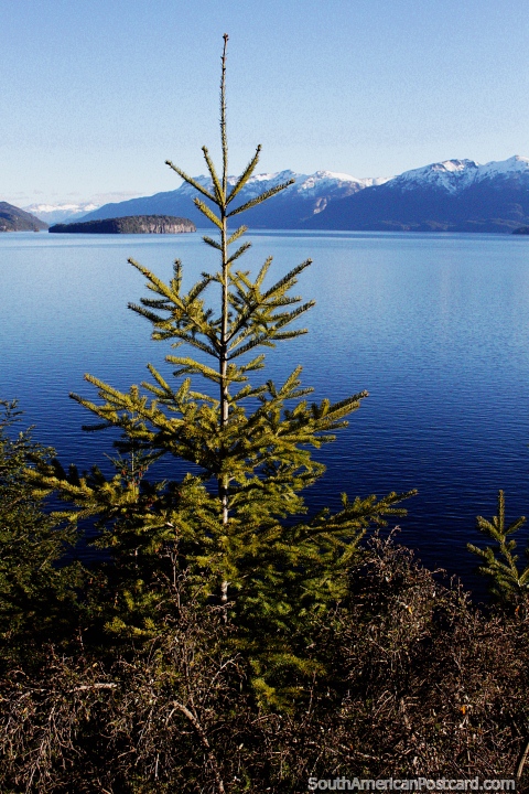 O lago Nahuel Huapi na área de Villa La Angostura, um lago belo e liso! (480x720px). Argentina, América do Sul.