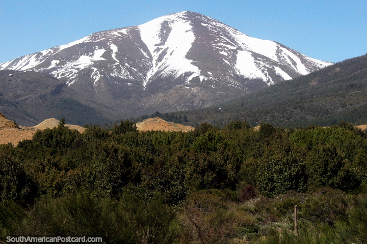 Montanhas cobertas de neve no sul de caminho de Bariloche a El Bolson. (720x480px). Argentina, América do Sul.