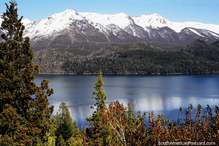 Uno de los hermosos lagos al sur de Bariloche, hay 3 lagos camino a El Bolsn. (720x480px). Argentina, Sudamerica.