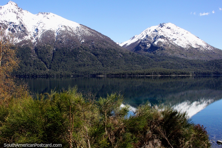 Hermosas reflexiones en el lago de montaas nevadas entre Bariloche y El Bolsn. (720x480px). Argentina, Sudamerica.