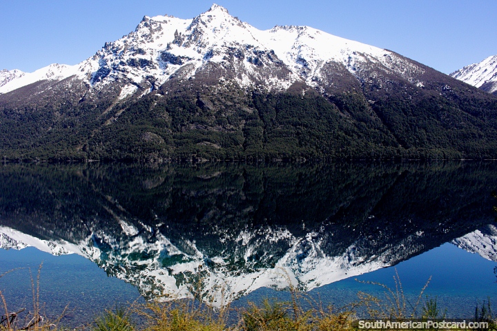 Parece a uma baleia de corcunda, a reflexo de uma montanha coberta de neve no lago entre Bariloche e El Bolson. (720x480px). Argentina, Amrica do Sul.