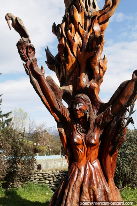 Mujer indgena tallada en el tronco de un rbol en Plaza Pagano en El Bolsn. (480x720px). Argentina, Sudamerica.