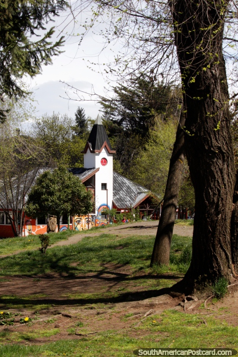 A torre de relgio chamou a Torre de Cantina vista do parque (Praa Pagano) em El Bolson. (480x720px). Argentina, Amrica do Sul.