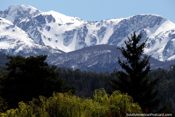 2 horas al sur de Bariloche se encuentra el pequeo pueblo de El Bolsn con sus impresionantes vistas de las montaas cubiertas de nieve en cada lado! (720x480px). Argentina, Sudamerica.