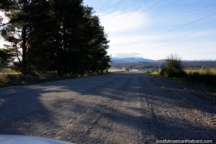 Camino de grava fuera de Trevelin, Ruta 259 hacia la frontera de Argentina y Chile. (720x480px). Argentina, Sudamerica.