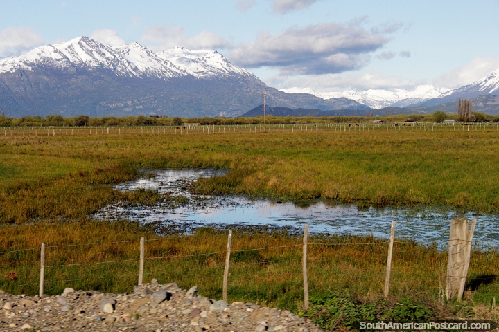 Tierras de cultivo y montañas distantes, vistas desde la carretera a la frontera de Trevelin. (720x480px). Argentina, Sudamerica.