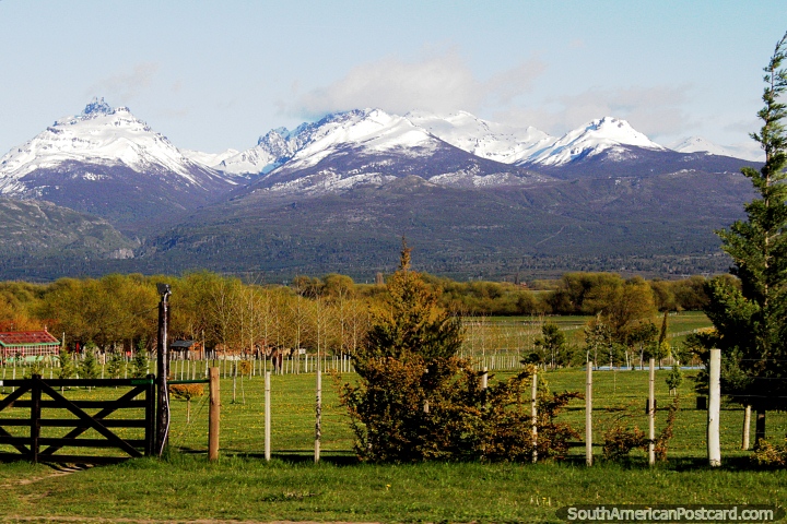 Bela zona rural e fazendas com um fundo montanhoso na área em volta de Trevelin. (720x480px). Argentina, América do Sul.