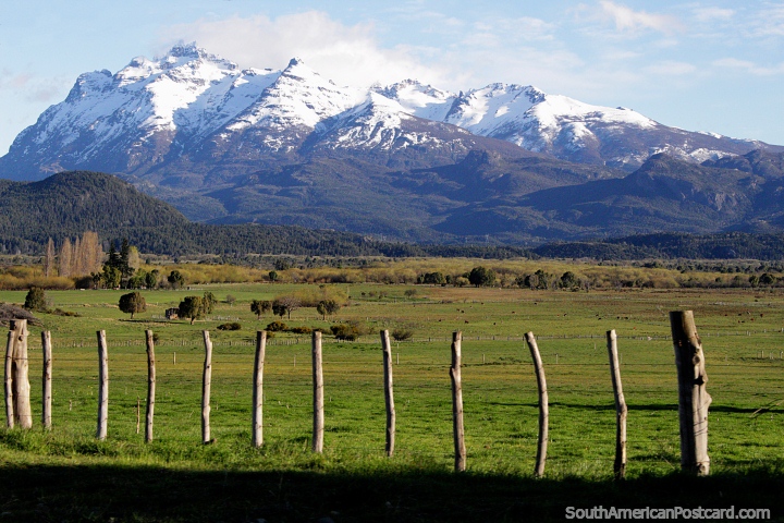Espectaculares vistas de la campiña montañosa a medio camino entre Trevelin y la frontera de Argentina y Chile. (720x480px). Argentina, Sudamerica.