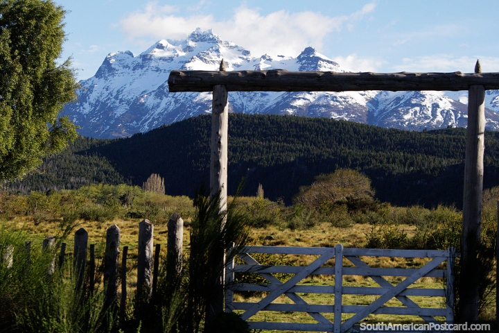 Alrededor de Los Cipreses, puerta de la finca y montañas cerca de la frontera de Argentina y Chile. (720x480px). Argentina, Sudamerica.