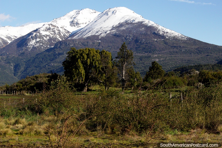 Enormes montañas cubiertas de nieve en Los Cipreses, cerca del paso fronterizo a Chile. (720x480px). Argentina, Sudamerica.